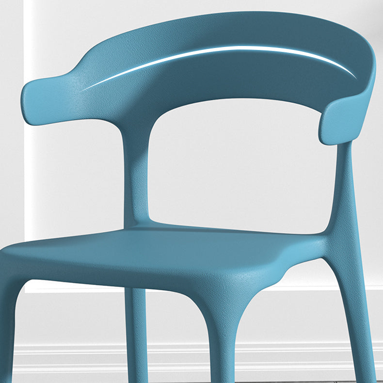 Silla de comedor de plástico escandinava con respaldo mate y acabado mate