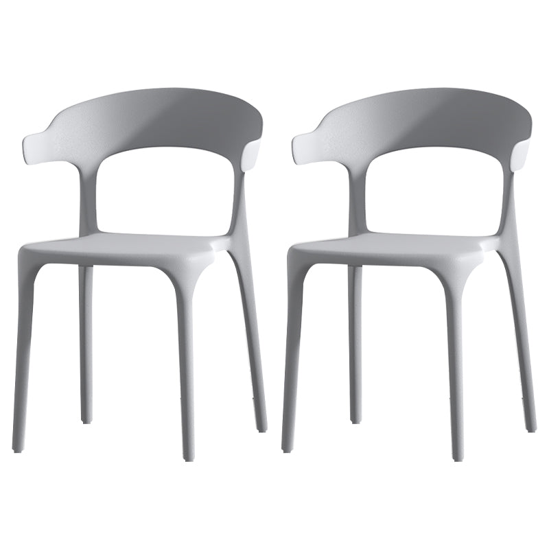 Silla de comedor de plástico escandinava con respaldo mate y acabado mate