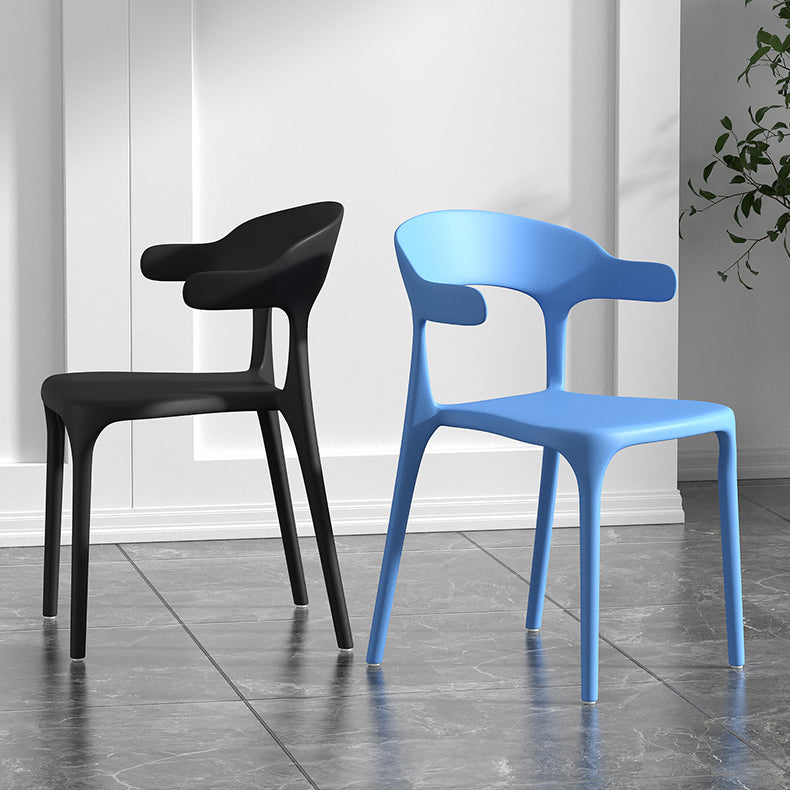 Silla de comedor de plástico escandinava con respaldo mate y acabado mate