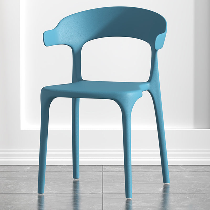 Silla de comedor de plástico escandinava con respaldo mate y acabado mate