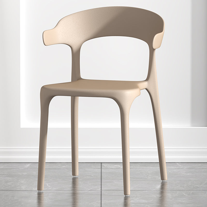 Silla de comedor de plástico escandinava con respaldo mate y acabado mate