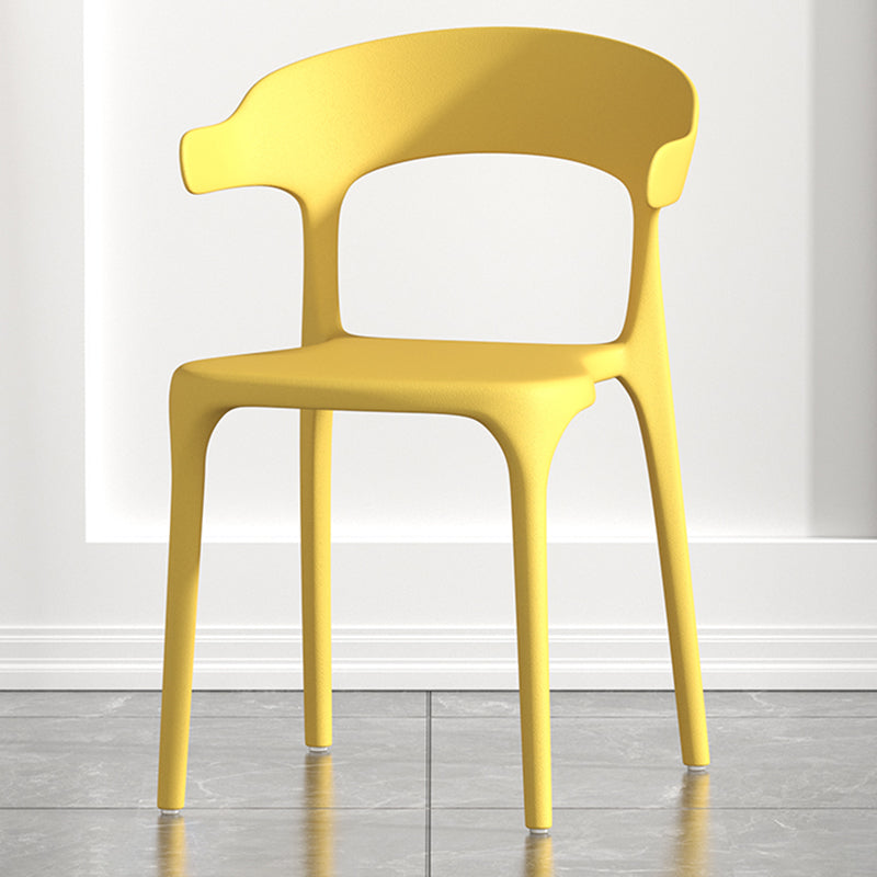 Silla de comedor de plástico escandinava con respaldo mate y acabado mate