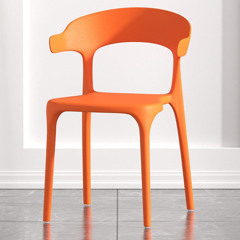 Silla de comedor de plástico escandinava con respaldo mate y acabado mate