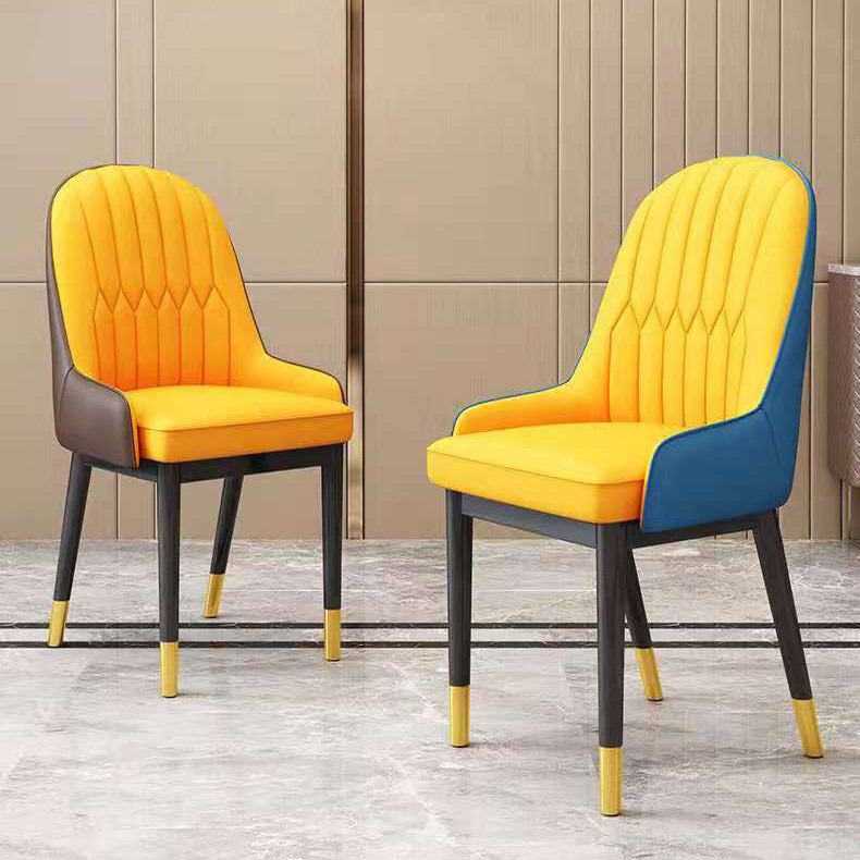 Silla lateral casera escandinava Silla de comedor con respaldo sólido tapizada de metal