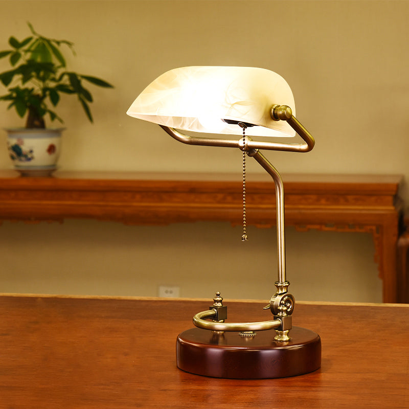 Ein Glühbirnen -Retro -Tischlampenglas Schattenschatten -Schreibtischlampe mit Kettenschalter