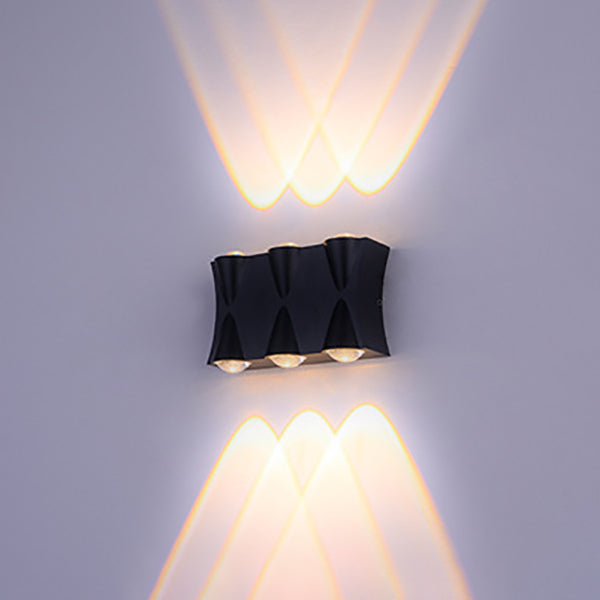 Lumière murale à LED géométrique en acrylique dans une application murale en aluminium de style créatif moderne pour les espaces extérieurs