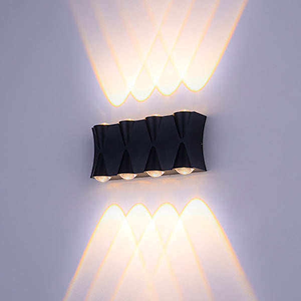 Lumière murale à LED géométrique en acrylique dans une application murale en aluminium de style créatif moderne pour les espaces extérieurs