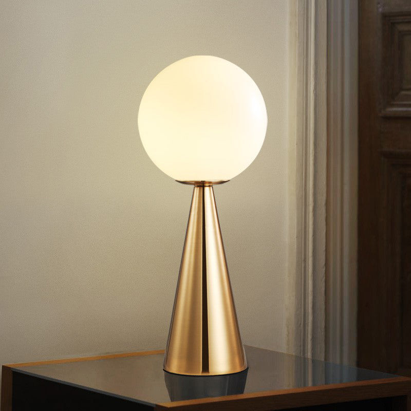 Lampe de table en verre globe doré dans un style de luxe moderne, lampe de bureau en fer forgé pour les espaces intérieurs