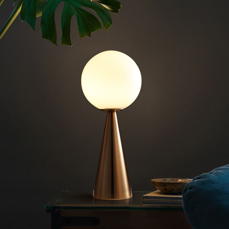 Lampe de table en verre globe doré dans un style de luxe moderne, lampe de bureau en fer forgé pour les espaces intérieurs