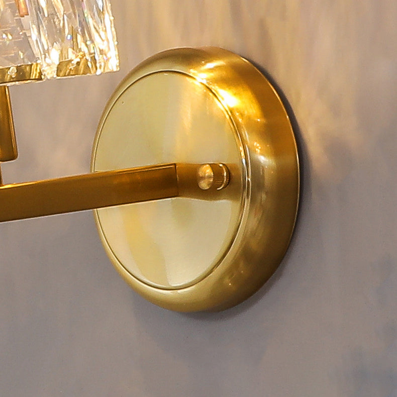 Geometrischer Schatten Einleichter Wandleuchter moderner Kristallwandmontage Leuchte in Messing