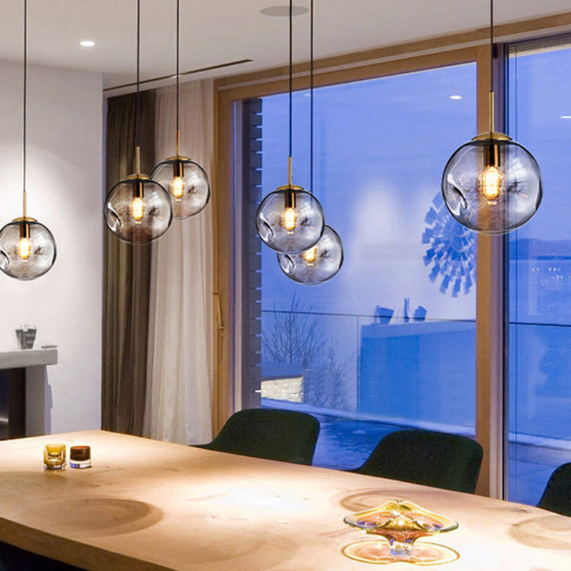 Globe Glass Hanging Lampe im modernen künstlerischen Stil Elektroplatte Metallheizlicht für Esszimmer