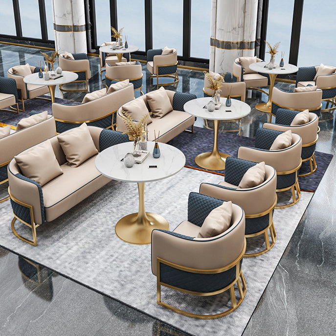 Traditionele eettafel in luxe stijl, witte ronde tafel van gesinterd steen
