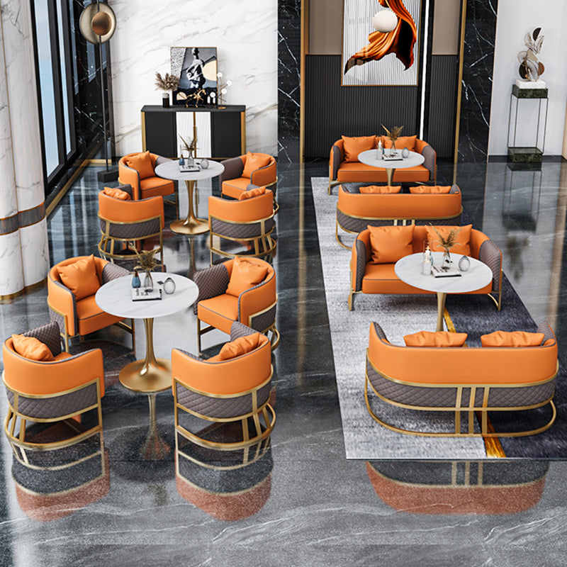 Traditionele eettafel in luxe stijl, witte ronde tafel van gesinterd steen