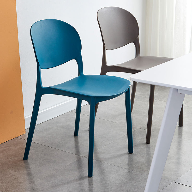 Chaise latéral de salle à manger en plastique mat