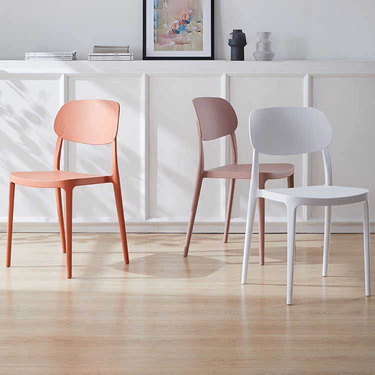 Silla lateral abierta apilable de cena sin brazos del plástico escandinavo de las sillas