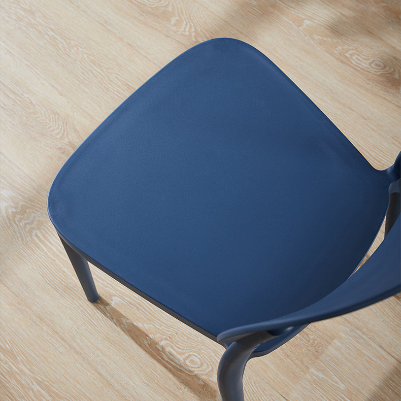 Silla lateral abierta apilable de cena sin brazos del plástico escandinavo de las sillas