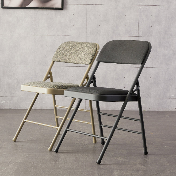 Les chaises latérales tapissées se pliantes de style industriel ouvrent les chaises latérales de salle à manger arrière
