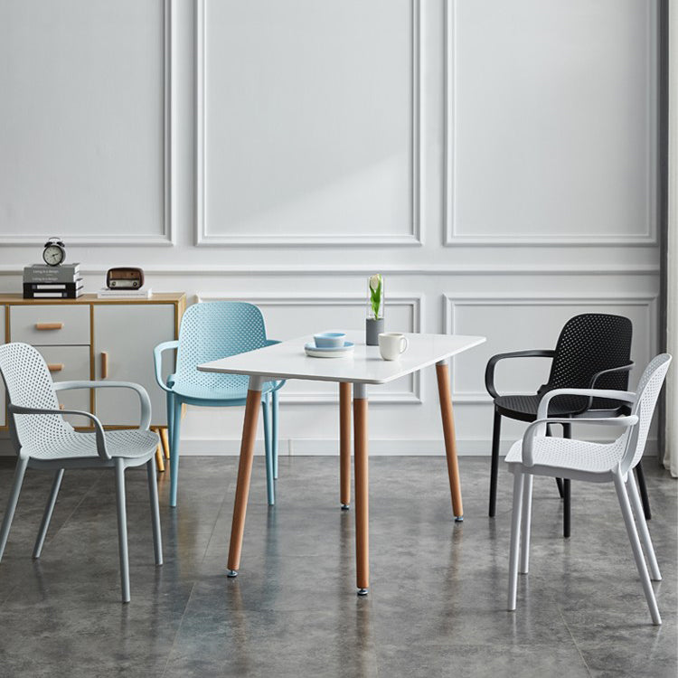 Sillones de comedor de plástico de estilo moderno con respaldo sólido que cena la silla lateral