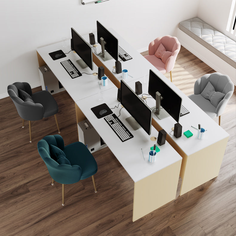 Silla de comedor tapizada con respaldo sólido y acabado mate para dormitorio escandinavo
