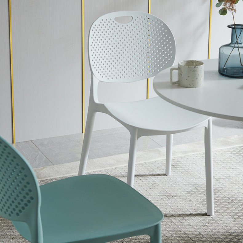 Chaise d'appoint en plastique contemporaine, empilable, sans accoudoirs, à dossier ouvert, pour salle à manger