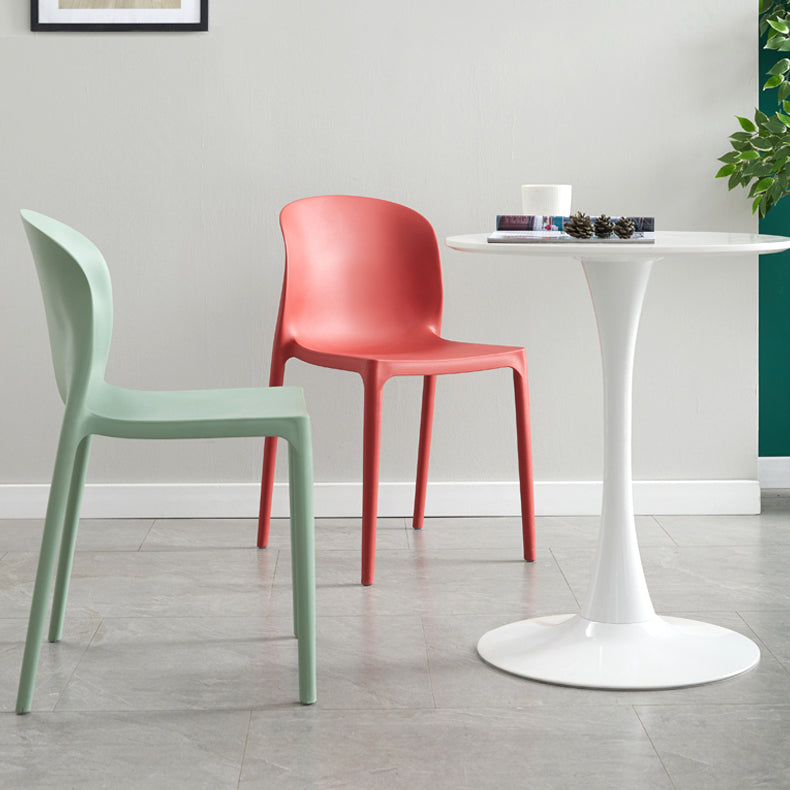 Chaise d'appoint de salle à manger empilable en plastique Chaises de salle à manger sans accoudoirs à dossier solide (Ensemble de 4)