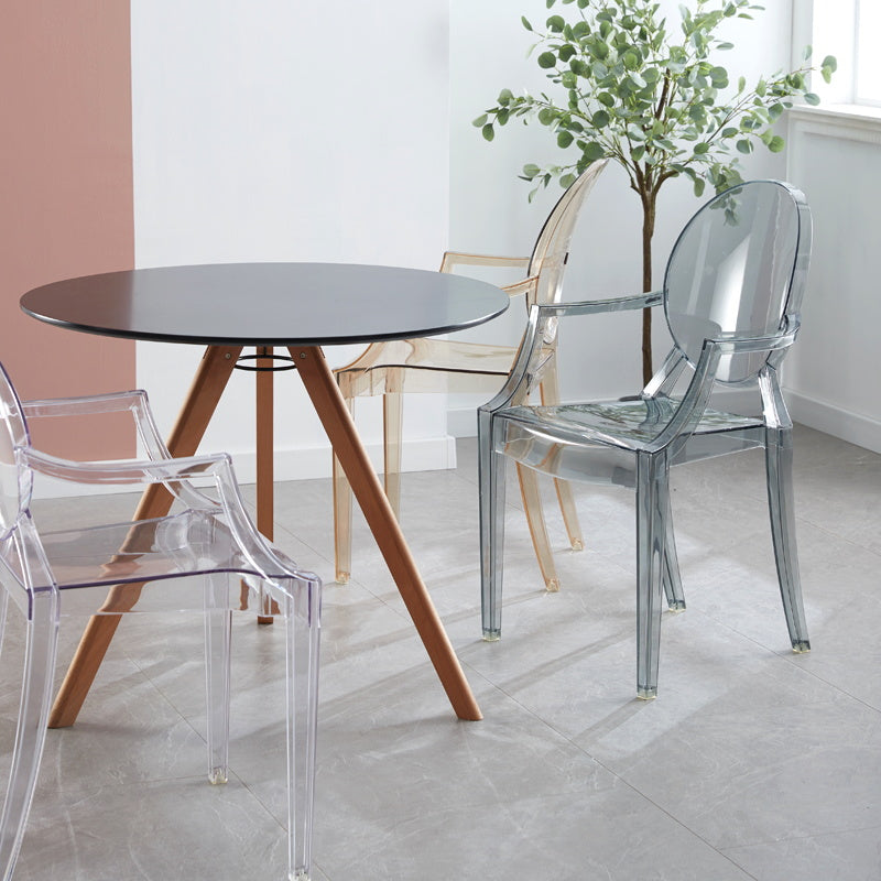 Bras en plastique de style contemporain dinant les chaises latérales empilables à dos ouvert de chaises