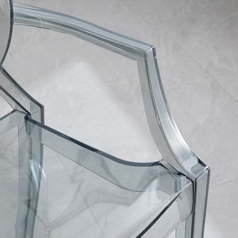 Bras en plastique de style contemporain dinant les chaises latérales empilables à dos ouvert de chaises
