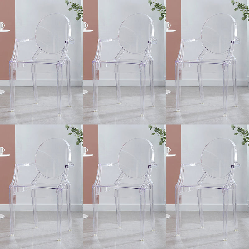 Bras en plastique de style contemporain dinant les chaises latérales empilables à dos ouvert de chaises