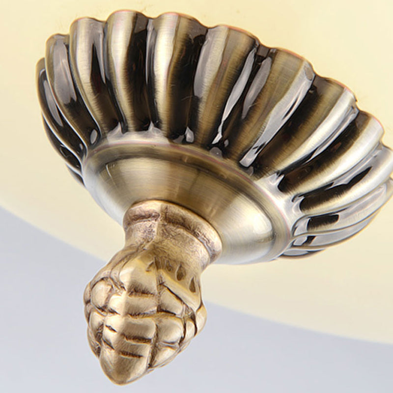 Plafondlamp in traditionele stijl, glazen kap, inbouwlamp voor zitkamer
