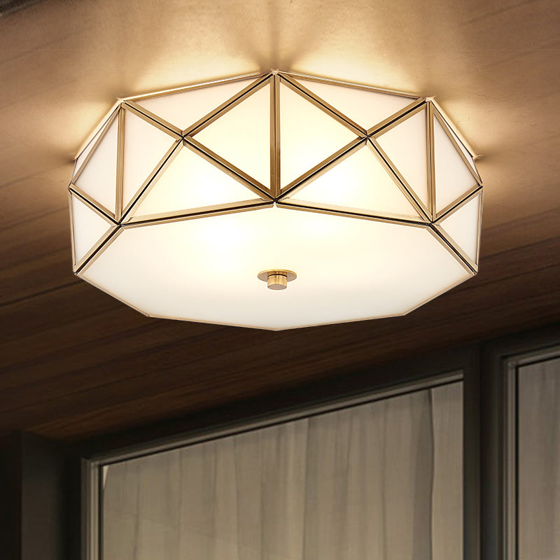 Geometrische plafondlamp in koloniale stijl, koperen binneninbouw met witte glazen kap