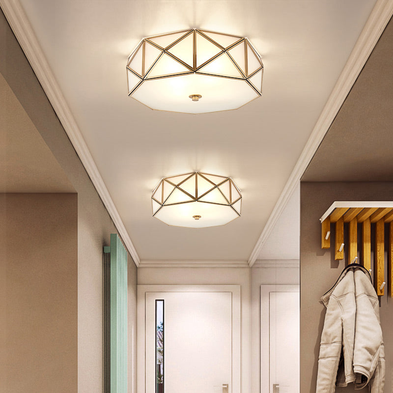 Geometrische plafondlamp in koloniale stijl, koperen binneninbouw met witte glazen kap