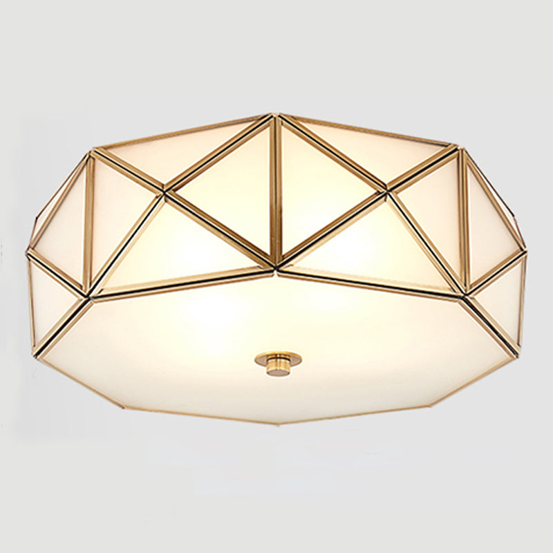 Geometrische plafondlamp in koloniale stijl, koperen binneninbouw met witte glazen kap