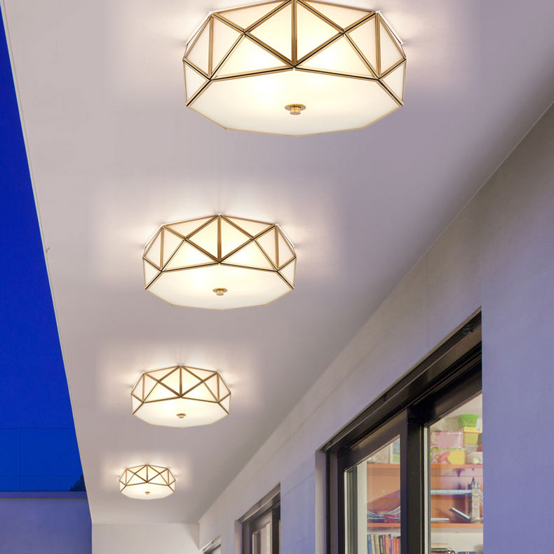 Geometrische plafondlamp in koloniale stijl, koperen binneninbouw met witte glazen kap