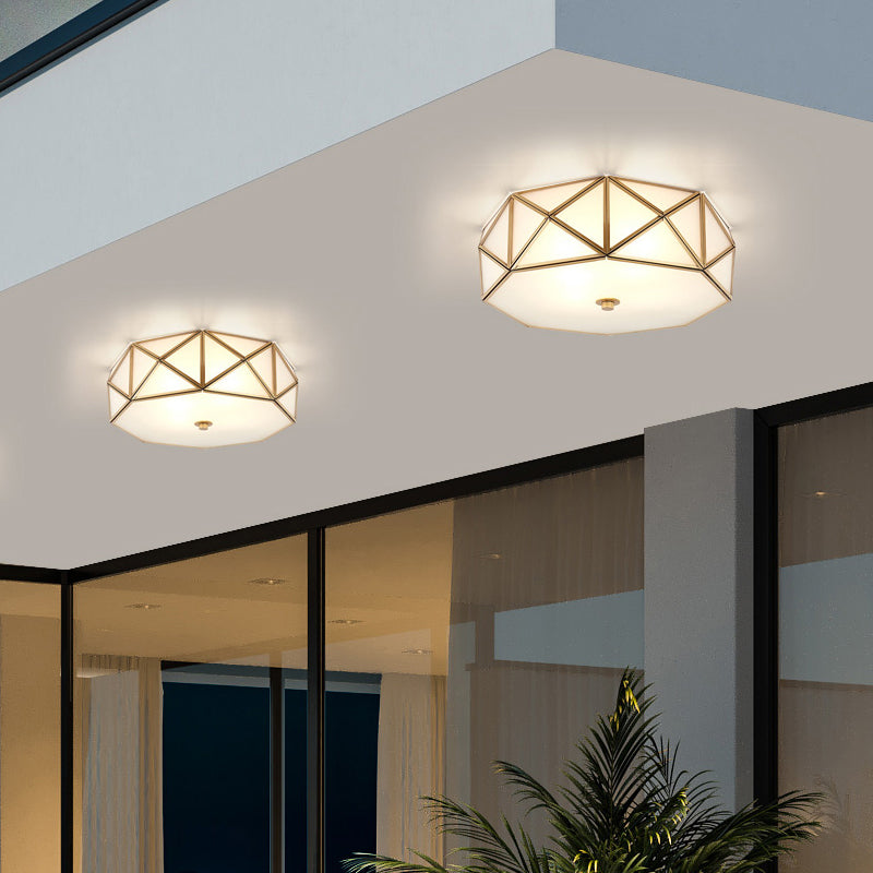 Geometrische plafondlamp in koloniale stijl, koperen binneninbouw met witte glazen kap