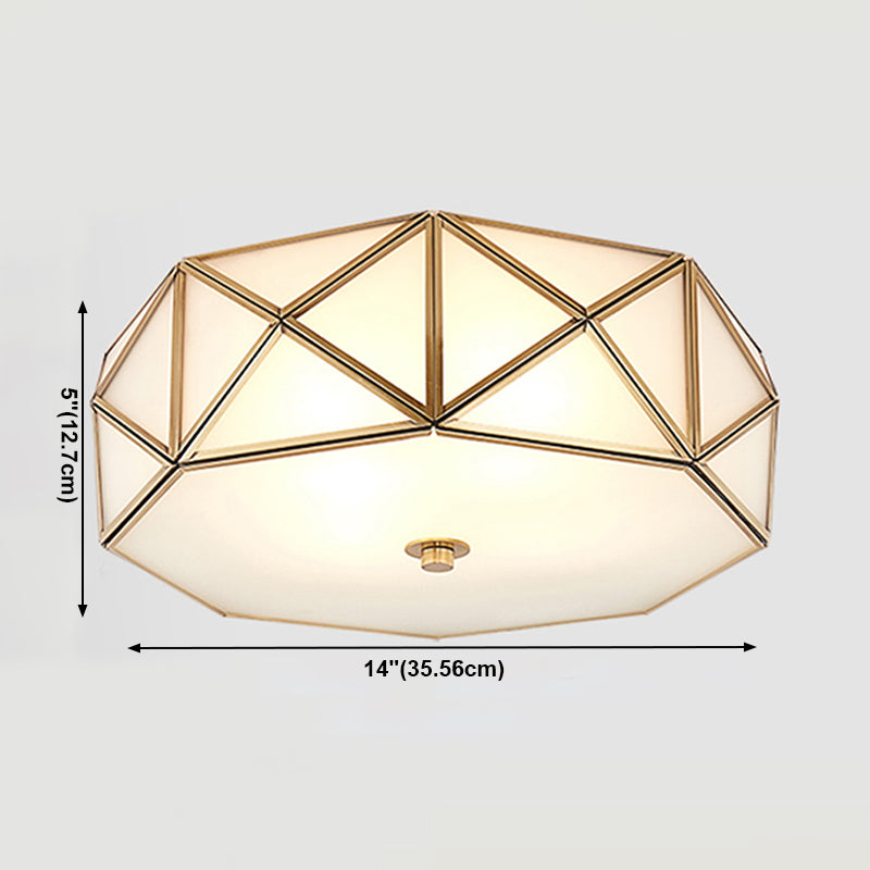 Geometrische plafondlamp in koloniale stijl, koperen binneninbouw met witte glazen kap