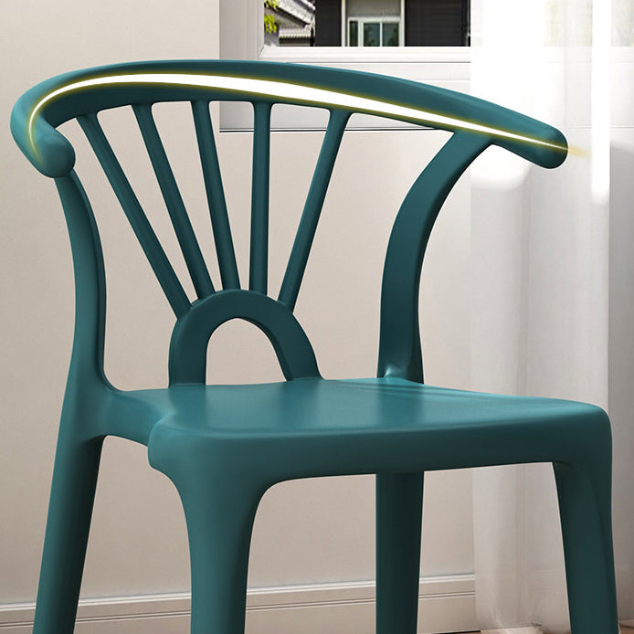 Chaise de salle à manger à dossier en plastique, finition mate, chaise latérale contemporaine à la maison