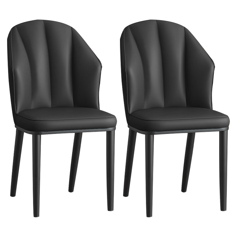 La salle à manger en métal Glam préside les chaises en cuir latérales tapissées sans bras pour le restaurant