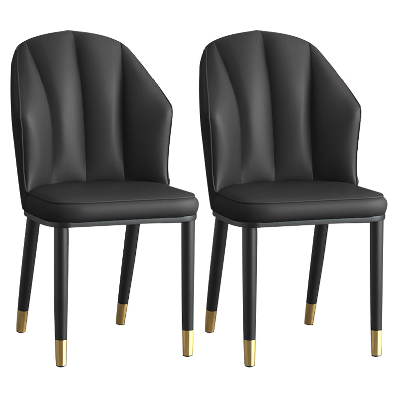 La salle à manger en métal Glam préside les chaises en cuir latérales tapissées sans bras pour le restaurant