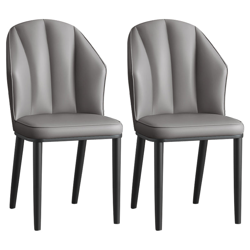 La salle à manger en métal Glam préside les chaises en cuir latérales tapissées sans bras pour le restaurant
