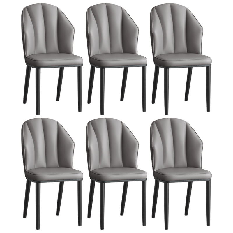 La salle à manger en métal Glam préside les chaises en cuir latérales tapissées sans bras pour le restaurant