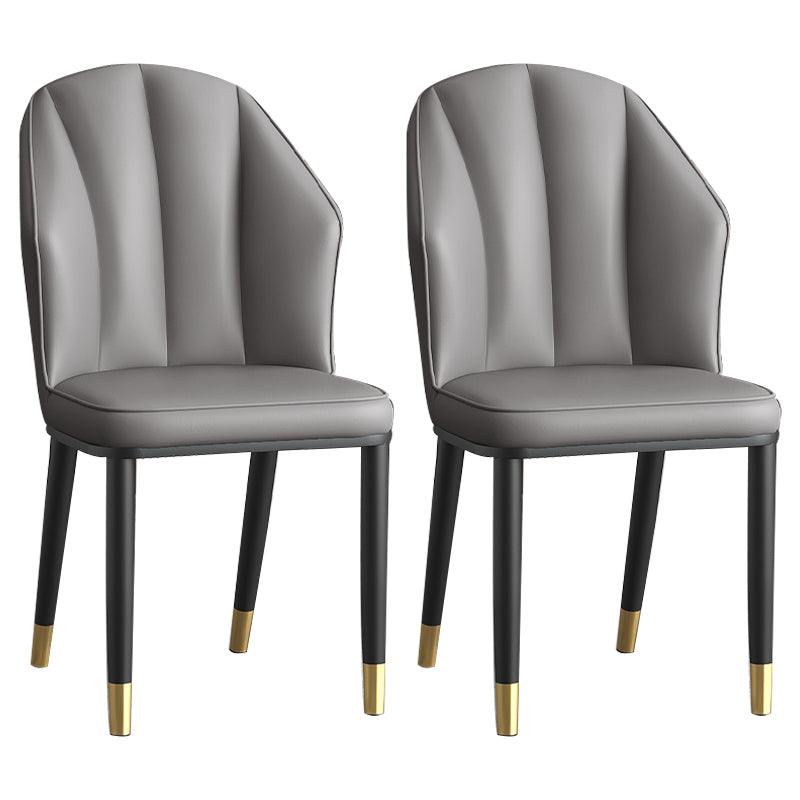 La salle à manger en métal Glam préside les chaises en cuir latérales tapissées sans bras pour le restaurant