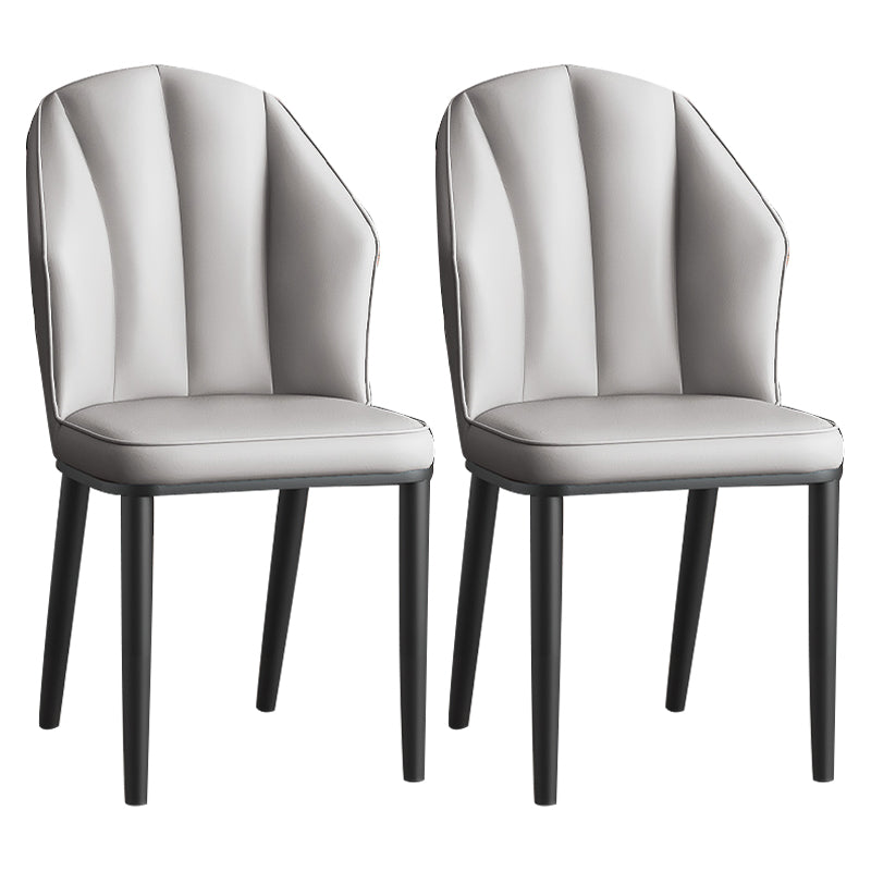 La salle à manger en métal Glam préside les chaises en cuir latérales tapissées sans bras pour le restaurant