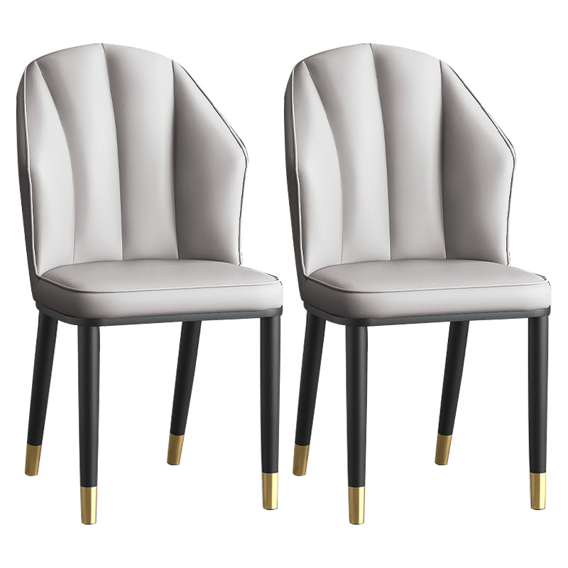 La salle à manger en métal Glam préside les chaises en cuir latérales tapissées sans bras pour le restaurant