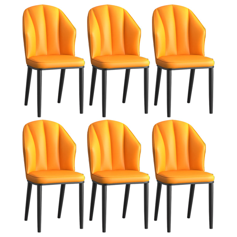 La salle à manger en métal Glam préside les chaises en cuir latérales tapissées sans bras pour le restaurant