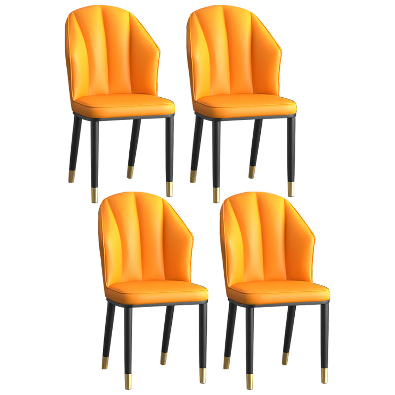 La salle à manger en métal Glam préside les chaises en cuir latérales tapissées sans bras pour le restaurant
