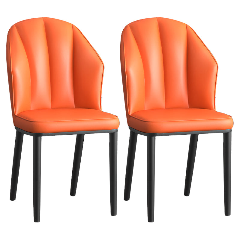 La salle à manger en métal Glam préside les chaises en cuir latérales tapissées sans bras pour le restaurant