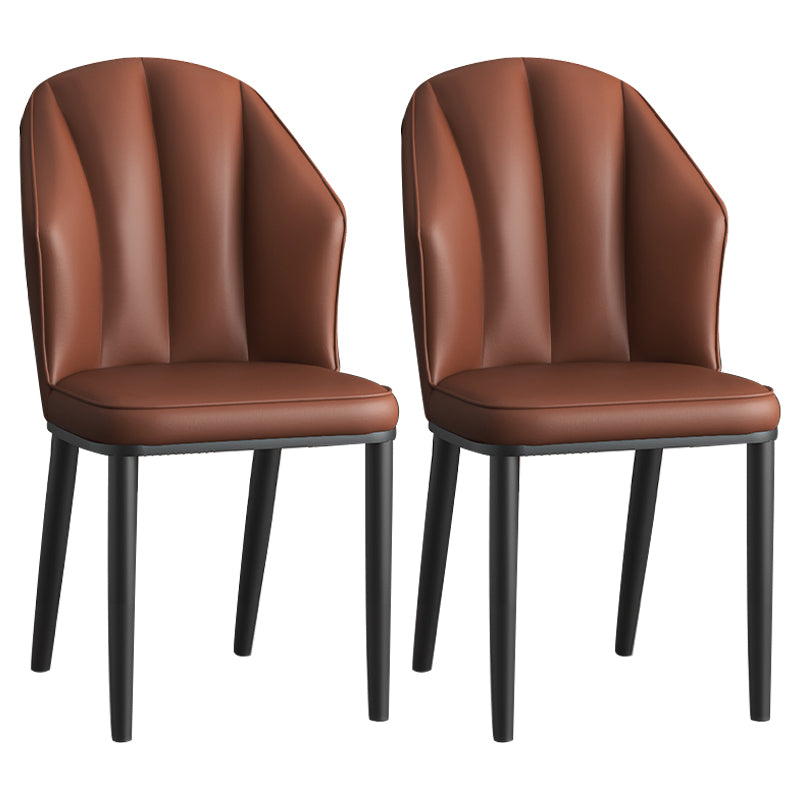 La salle à manger en métal Glam préside les chaises en cuir latérales tapissées sans bras pour le restaurant