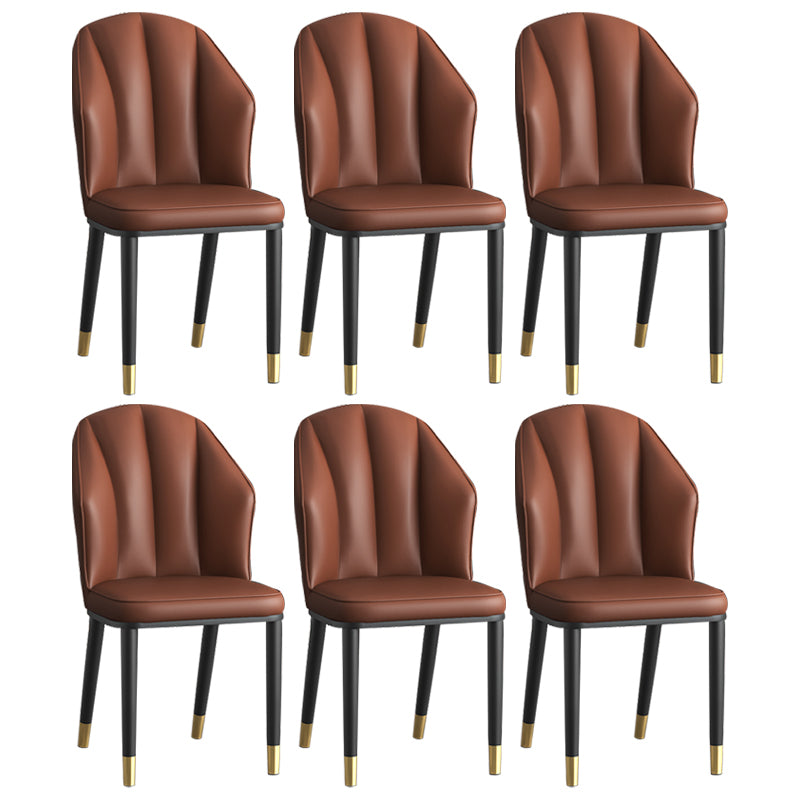 La salle à manger en métal Glam préside les chaises en cuir latérales tapissées sans bras pour le restaurant