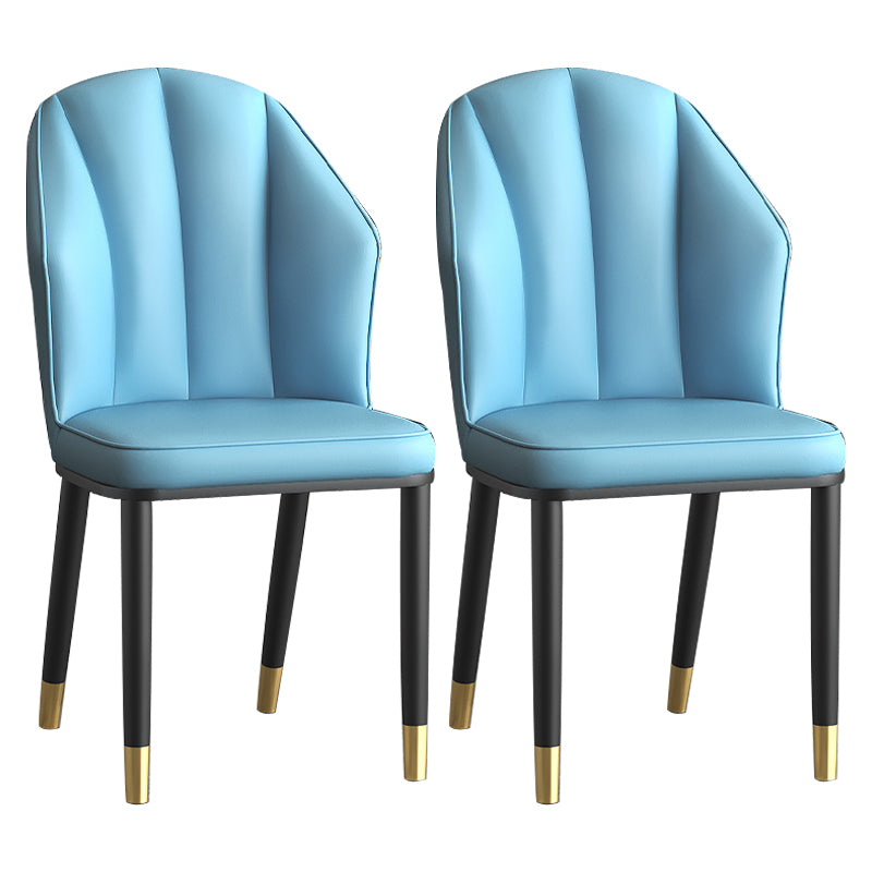 La salle à manger en métal Glam préside les chaises en cuir latérales tapissées sans bras pour le restaurant
