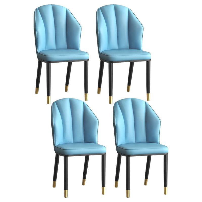 La salle à manger en métal Glam préside les chaises en cuir latérales tapissées sans bras pour le restaurant